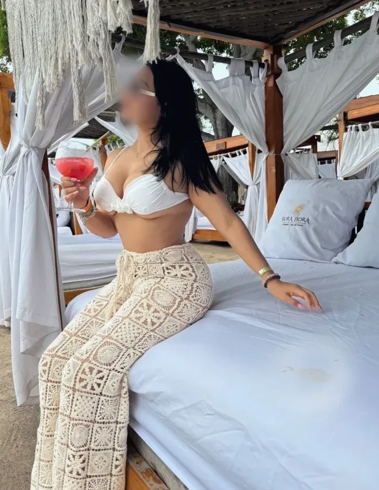 Larissa, 28